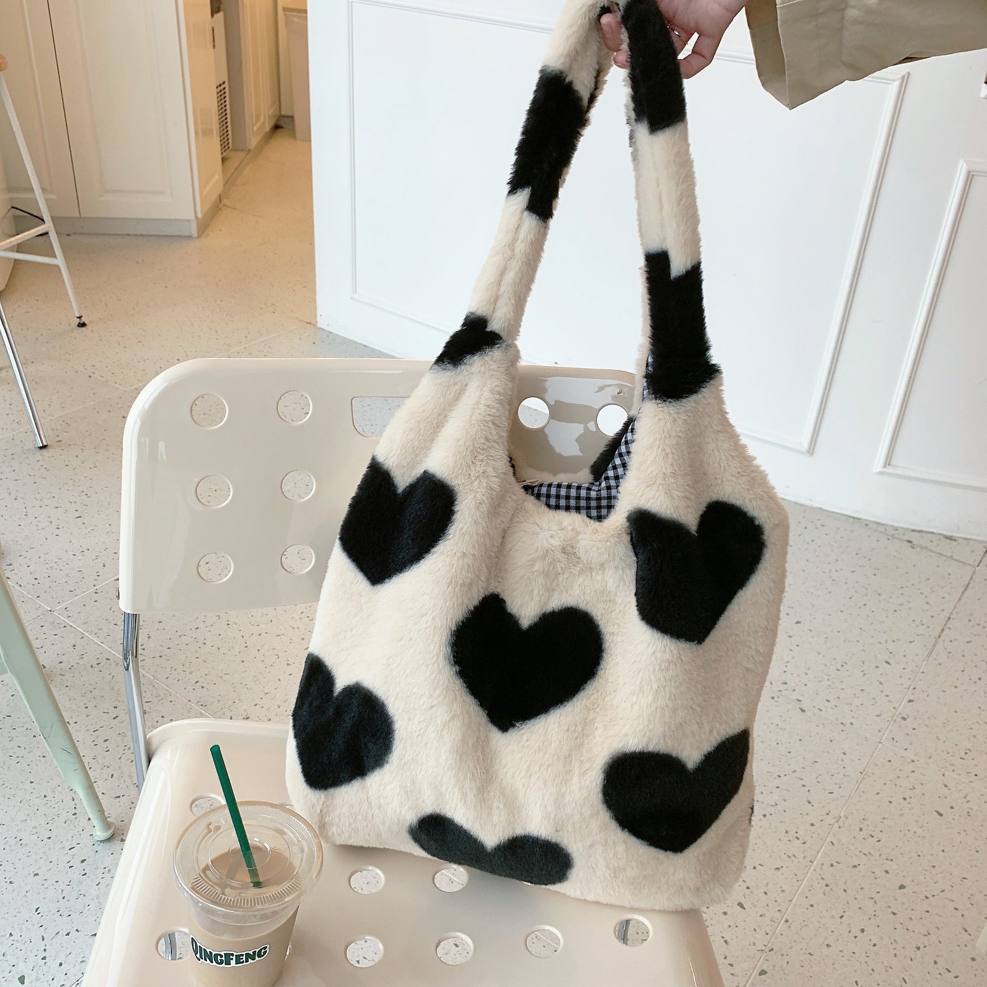 Grande borsa donna Valstrend in peluche con cuore affettuoso, spaziosa e morbida, ideale per il tempo libero e look casual.