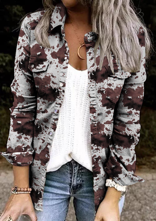 Cappotto donna in denim di media lunghezza Valstrend, con tasche e colletto, indossato da una donna in un ambiente urbano
