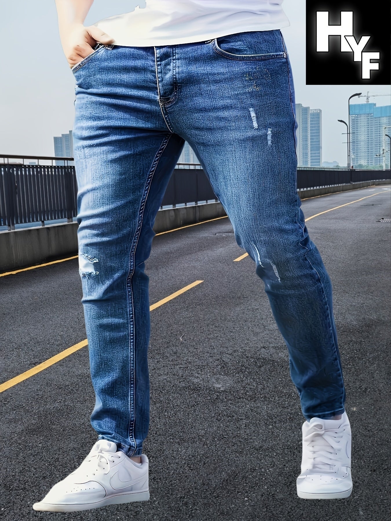 Jeans slim fit da uomo Valstrend con strappi, tasche, vita media e stretch, indossati in stile street casual.