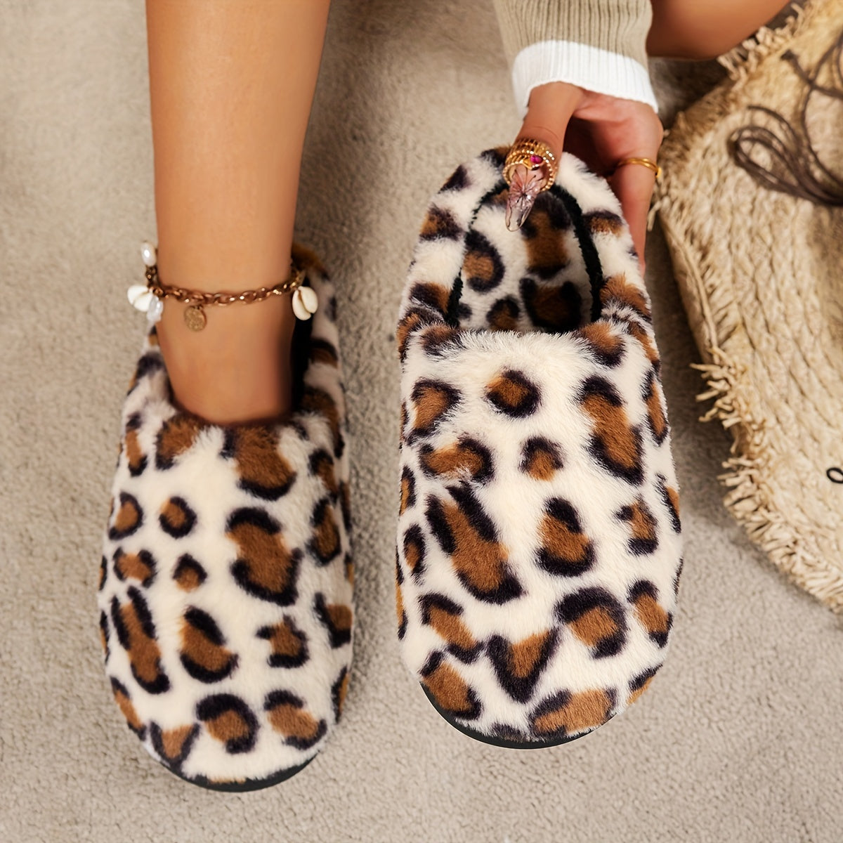 Ciabatte femminili Valstrend con stampa leopardo, peluche caldo, suola antiscivolo, morbide e leggere, ideali per casa.