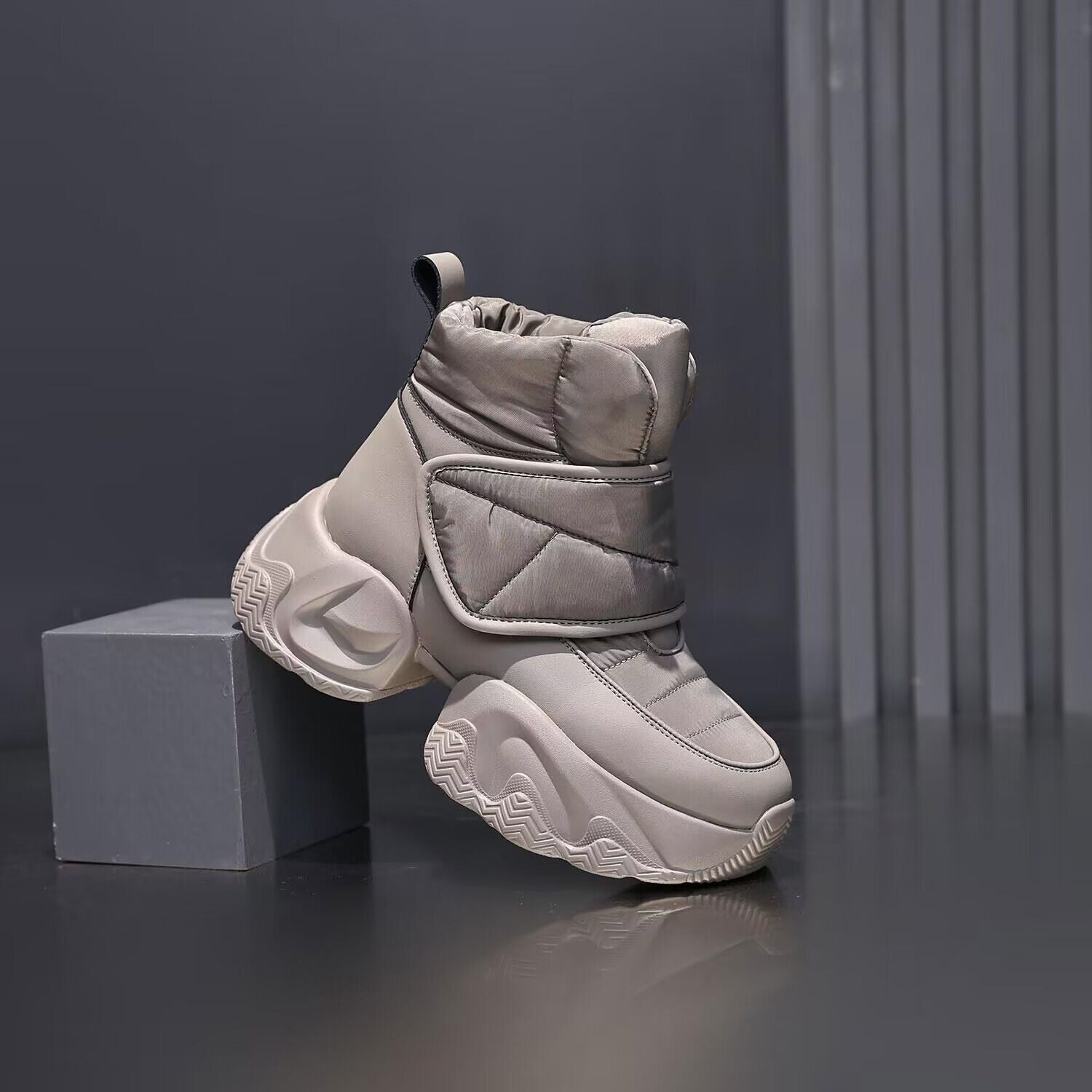 Stivali corti con piattaforma alla moda di Valstrend, stile trendy e invernale con suola antiscivolo e design moderno.