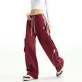 Salopette da strada rossa in stile americano per uomo e donna, vestibilità casual, marchio Valstrend shop, vista frontale.