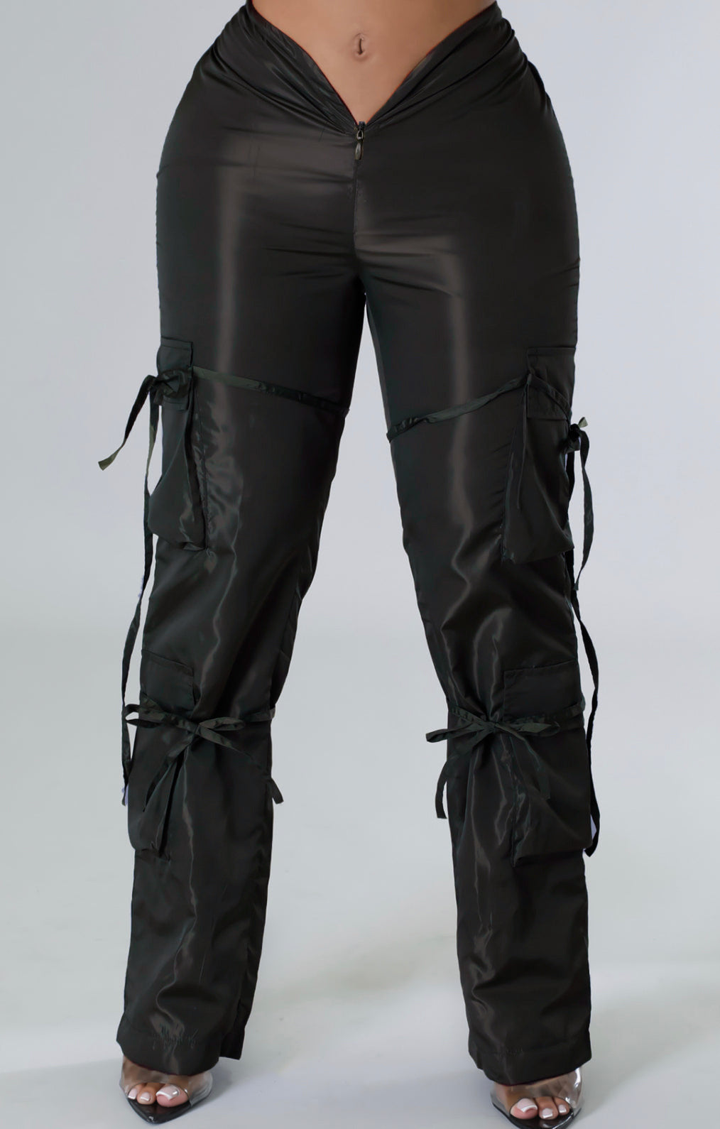 Pantaloni casual da donna Valstrend con chiusura lampo, cinturino e colore verde solido, vestibilità comoda e stile semplice.
