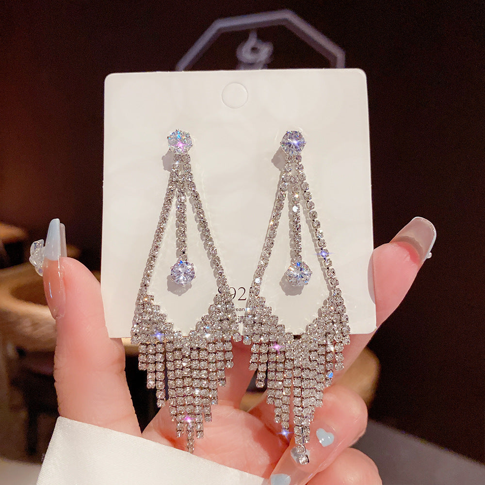 Orecchini in argento sterling con perle di lusso, stile elegante e raffinato, ideali per un look sofisticato e femminile.