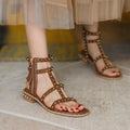 Sandali flat con borchie da donna Valstrend, stile romano, calzature estive leggere con cinturino e dettagli metallici.