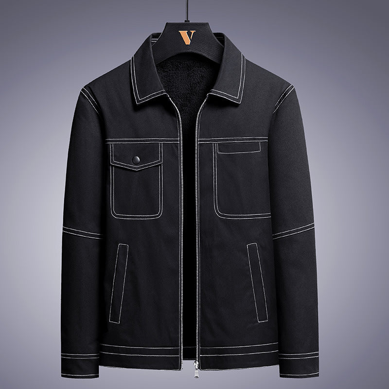 Giacca di jeans da uomo in stile coreano, trendy e alla moda, con dettagli moderni, indossata da un uomo in un'immagine di moda