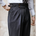 Pantaloni casual da uomo a vita alta, dritti e a righe, senza pieghe, di marca Valstrend Shop, visibili in questa immagine.