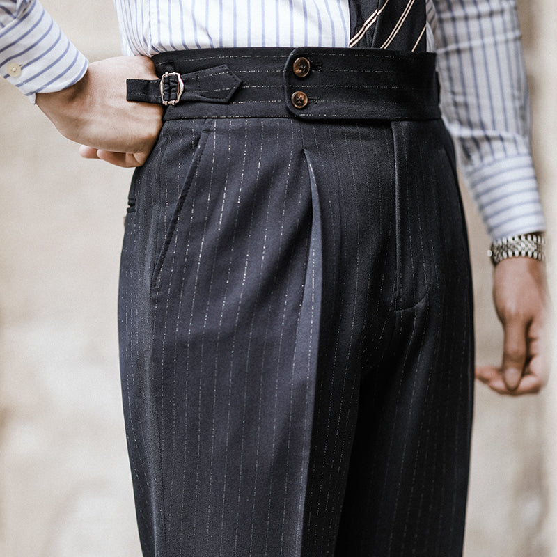 Pantaloni casual da uomo a vita alta, dritti e a righe, senza pieghe, di marca Valstrend Shop, visibili in questa immagine.
