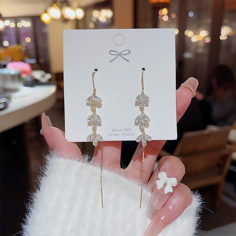 Orecchini in argento sterling con perle di lusso, design elegante e raffinato, perfetti per uno stile sofisticato e distintivo.