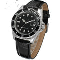 Orologio automatico da uomo Valstrend con cinturino casual in pelle e quadrante elegante, indossato al polso.