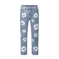 Jeans slim dritti e morbidi Valstrend shop con taglio aderente e vestibilità comoda, mostrati indossati con tasche e dettaglio in denim.