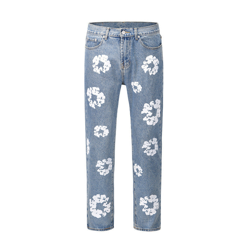 Jeans slim dritti e morbidi Valstrend shop con taglio aderente e vestibilità comoda, mostrati indossati con tasche e dettaglio in denim.