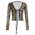 Top Valstrend con stampa leopardata, dettagli in pizzo e lacci a contrasto, stile alla moda e femminile.