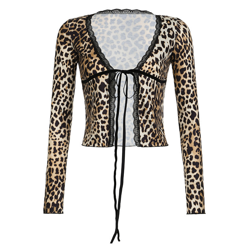 Top Valstrend con stampa leopardata, dettagli in pizzo e lacci a contrasto, stile alla moda e femminile.