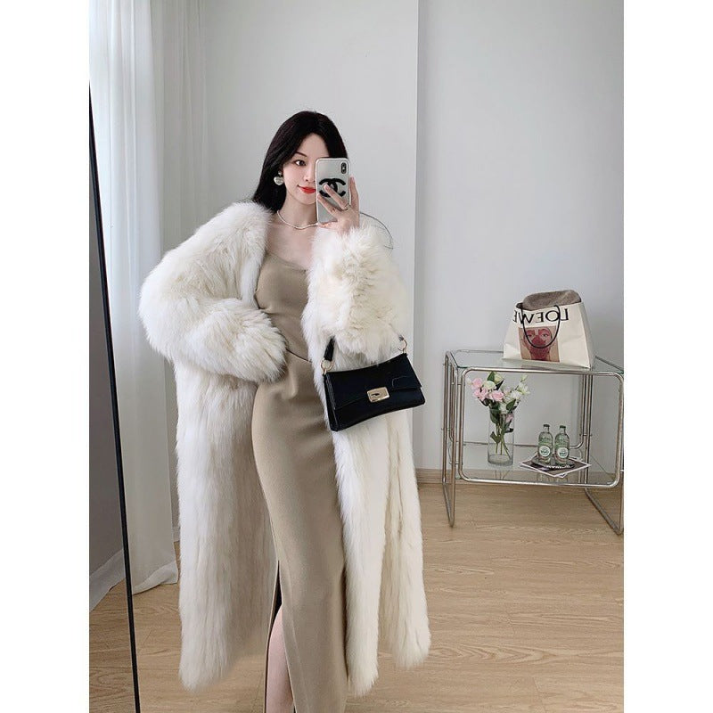 Cappotto donna in pelliccia tessuta Valstrend, stile influencer online, con dettagli eleganti e tessuto caldo e morbido.