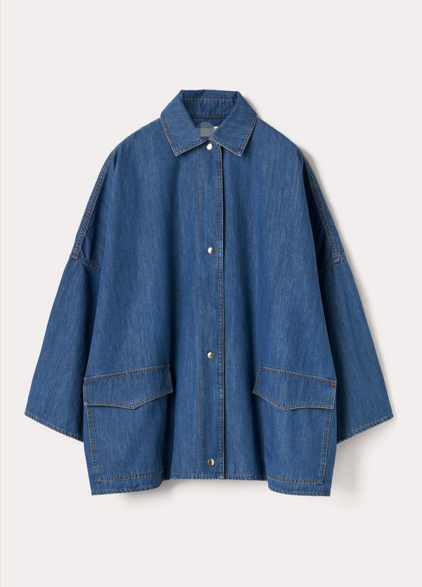 Cappotto di jeans in cotone stile A-line a maniche dropped-shoulder, lunghezza media, marca Valstrend, fronte con tasche.