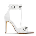 Sandali con tacco a stiletto Valstrend con fibbia con borchie e pendente, dettaglio di scarpe eleganti e alla moda.