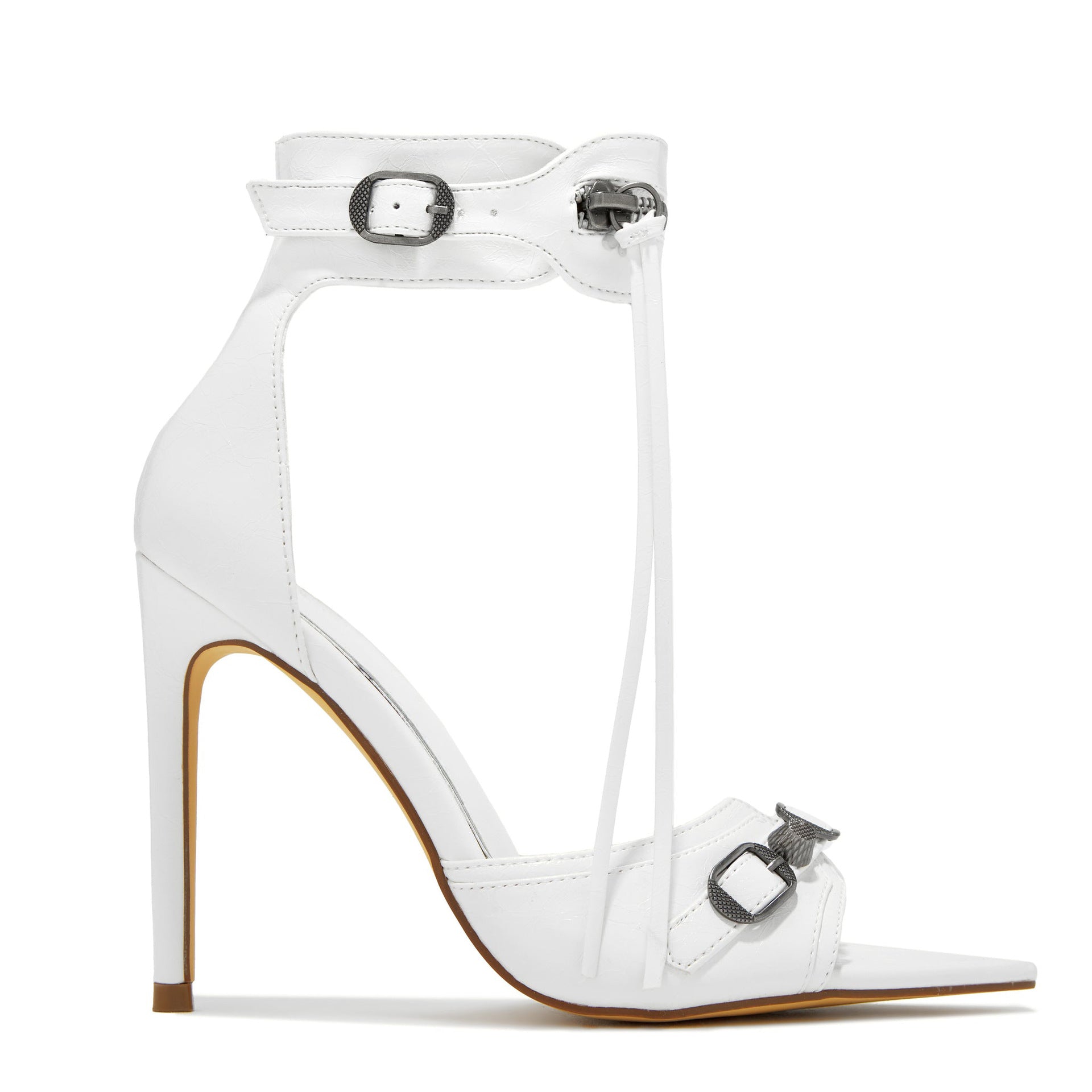 Sandali con tacco a stiletto Valstrend con fibbia con borchie e pendente, dettaglio di scarpe eleganti e alla moda.