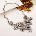 Collana floreale retro con diamanti, elegante e versatile, di Valstrend, perfetta per abbigliamento casual o formale.