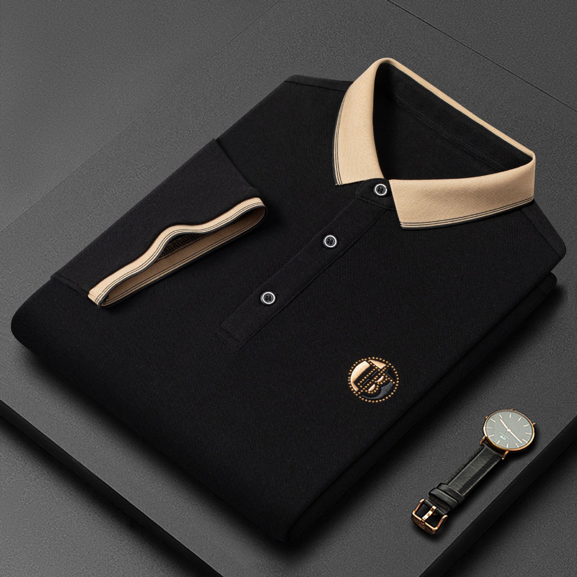 T-shirt casual con colletto a punta e ricami di strass, maniche corte, marca Valstrend, tessuto in piquet.