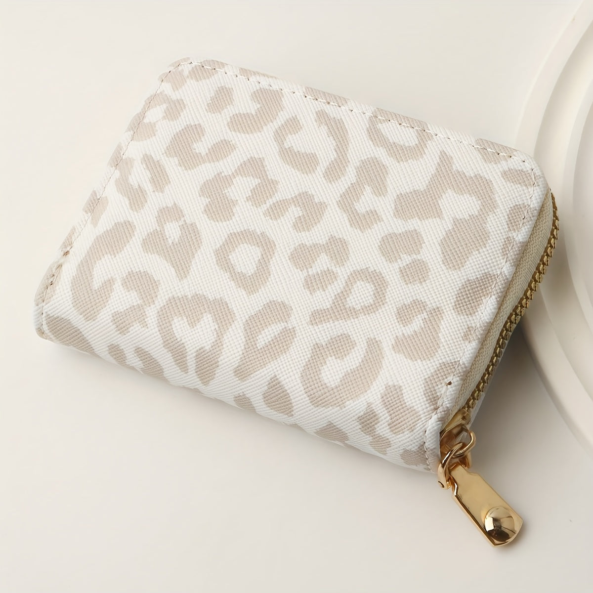 Portafoglio donna con stampa leopardata Valstrend, in eco-pelle leggera con chiusura lampo, slot per carte e ID.