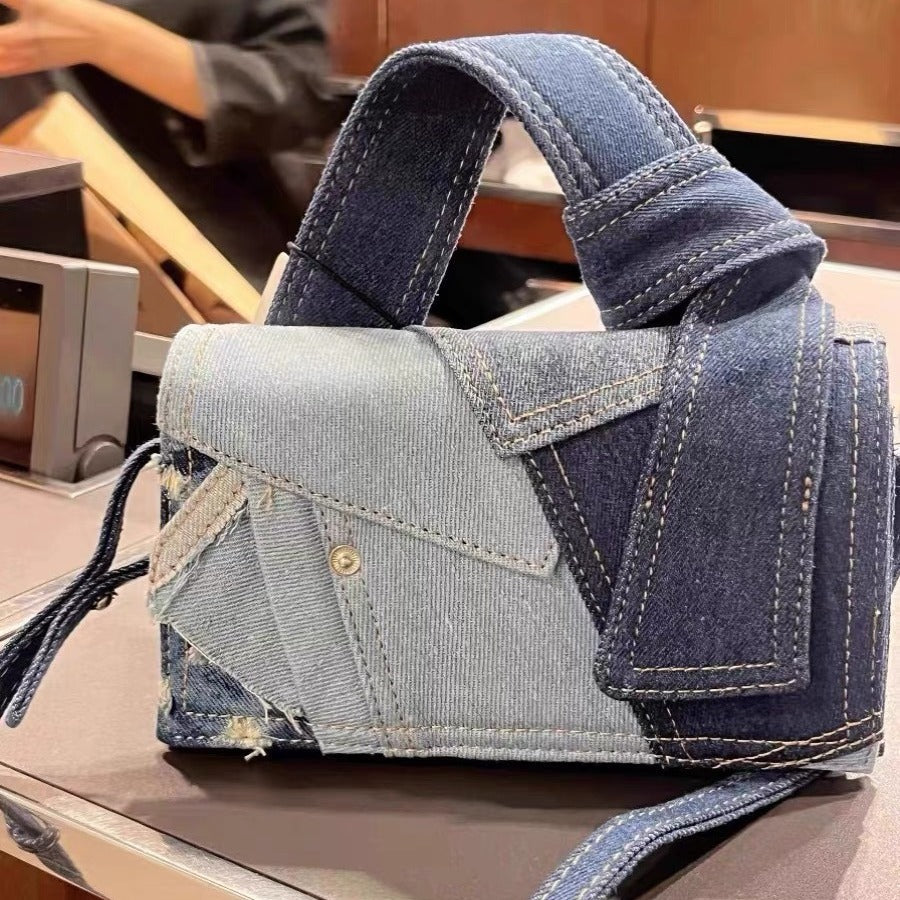 Borsa a tracolla Valstrend con cuciture in stile jeans coordinati, adatta alle donne, dettaglio di design in denim.