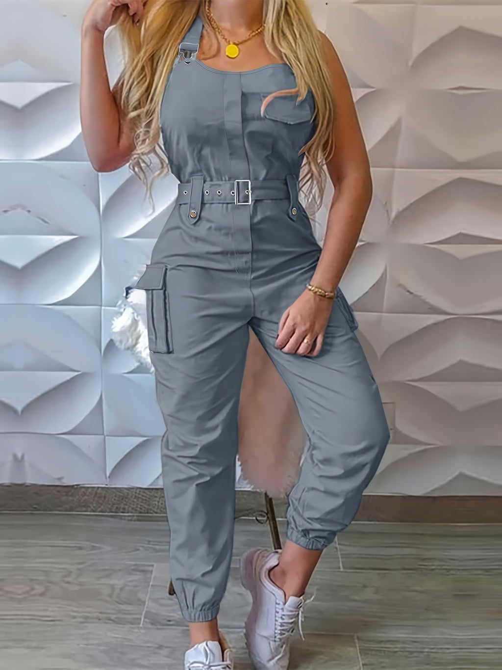 Tuta cargo senza maniche Valstrend con tasche a toppa, cintura e dettaglio con pattina, abbigliamento femminile casual.