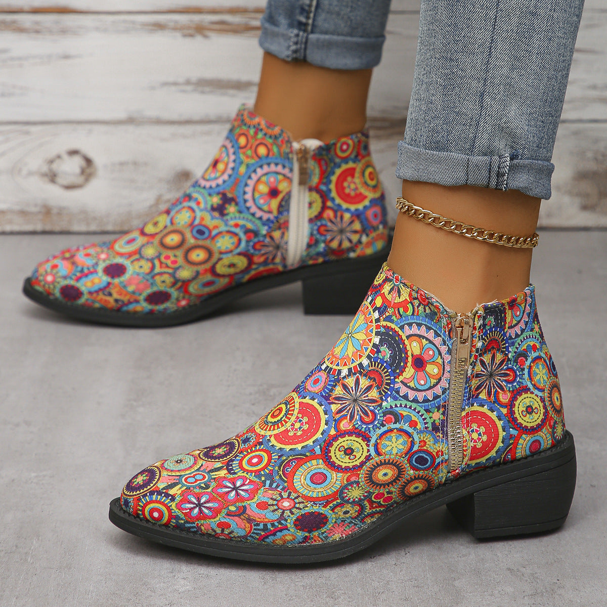 Stivaletti corti alla moda e comodi per donna Valstrend, con suola antiscivolo e design casual, ideali per look autunnali.