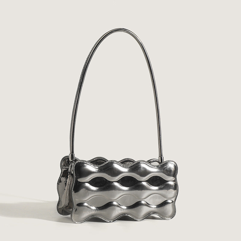 Borsa donna in vernice lucida Valstrend, elegante con manico e dettagli metallici, stile raffinato e moderno.