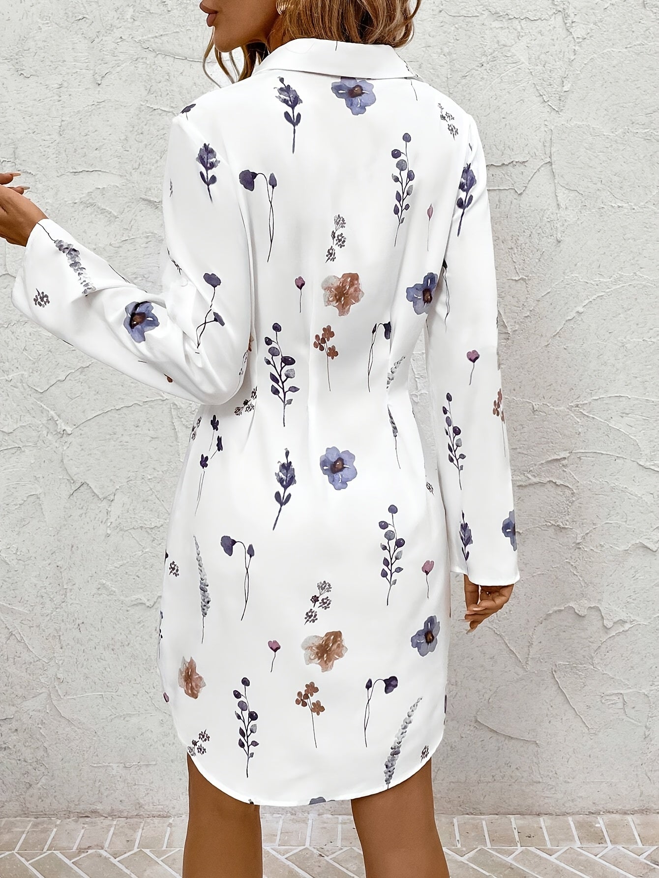 Vestito con stampa floreale per donna Valstrend, maniche lunghe, chiusura a bottoni, tessuto leggero in poliestere, stile casual e formale