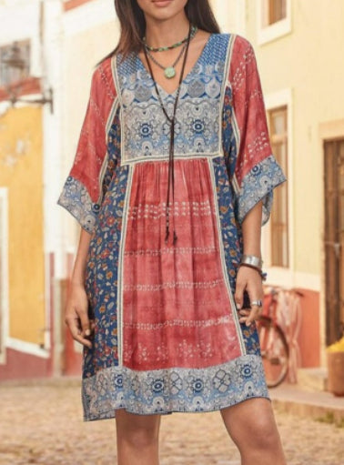 Vestito femminile Valstrend con stampa retrò e pizzo, elegante abito di moda donna con dettagli raffinati e stile vintage.