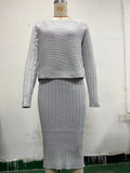Top con scollo a V e gonna con suspender a righe sottili, stile casual e elegante, firmato Valstrend Shop.