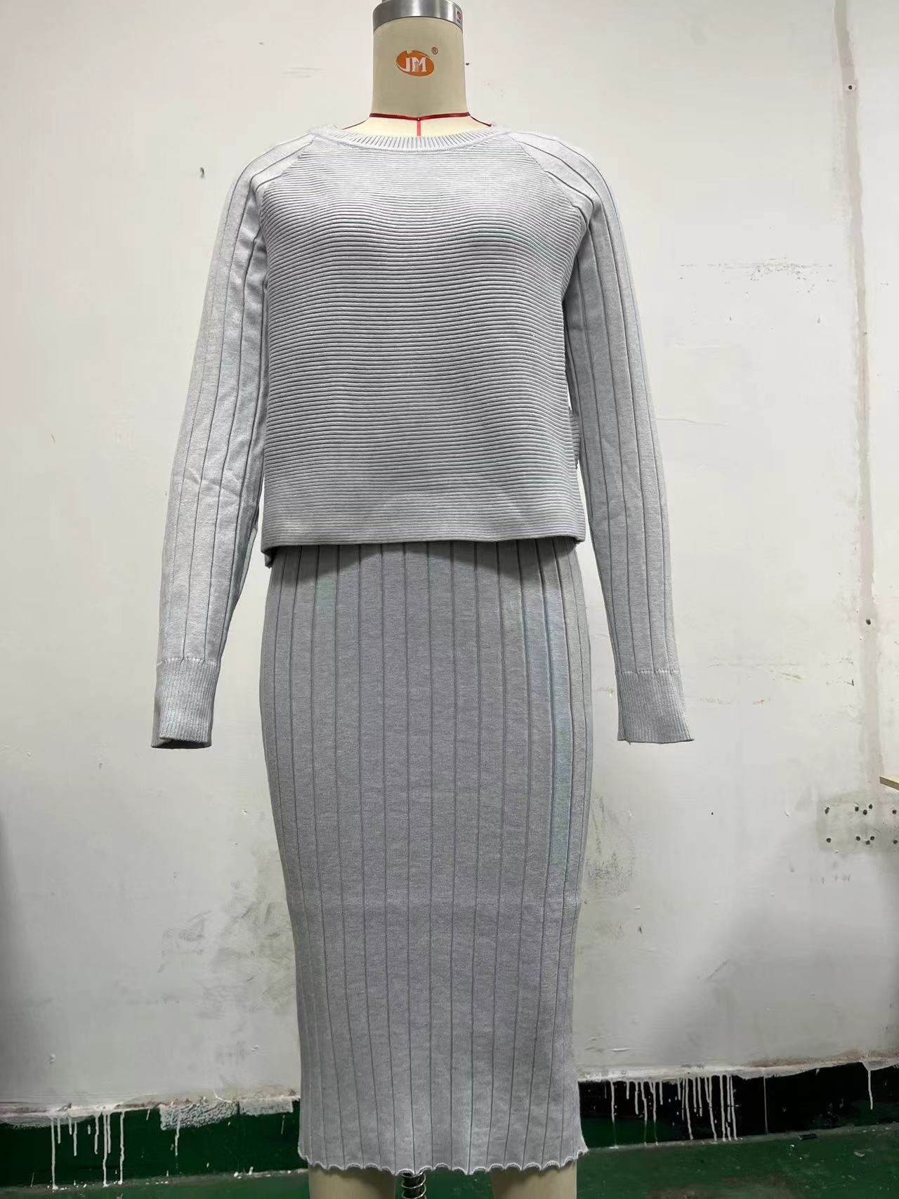 Top con scollo a V e gonna con suspender a righe sottili, stile casual e elegante, firmato Valstrend Shop.