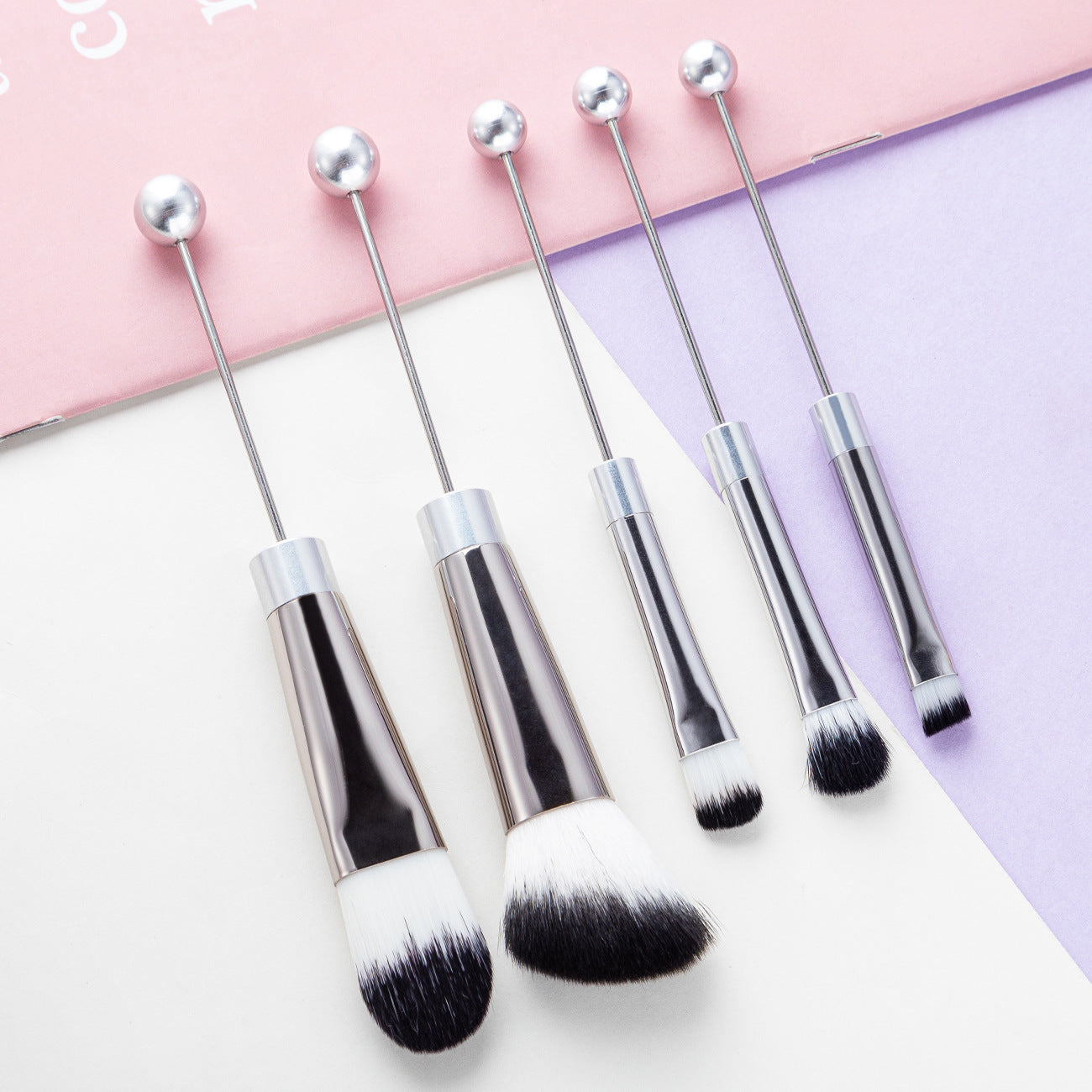 Set di 5 pennelli da trucco con manici in metallo e perline, ideale per makeup fai da te, marca Valstrend shop.