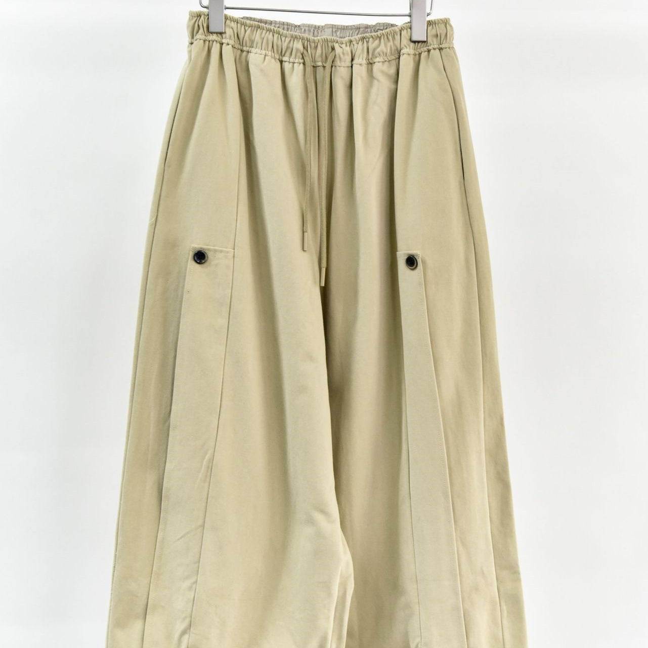 Pantaloni larghi donna Valstrend con risvolto a metà gamba, strisce laterali semplici e stile casual.