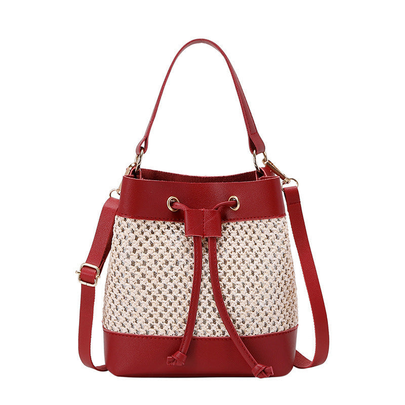 Borsa a secchiello femminile Valstrend, elegante con motivo traforato, ideale per look casual e di moda donna.