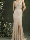 Vestito lungo da sera Valstrend, abito con scollo a spalle scoperte e spacchi, ricoperto di paillettes lucenti.