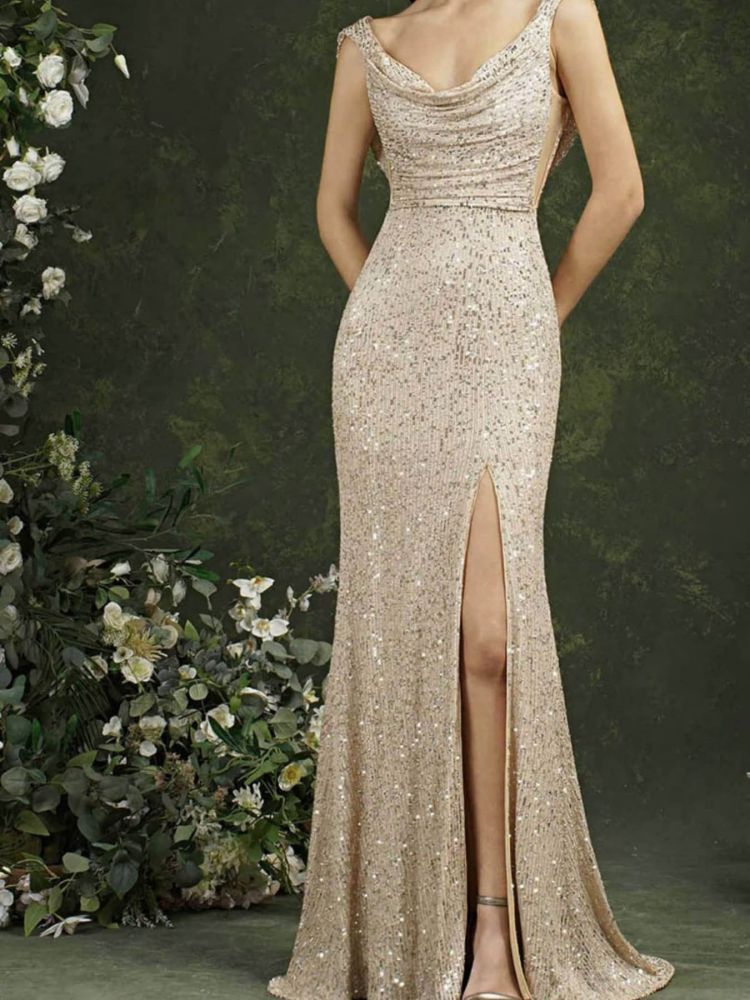 Vestito lungo da sera Valstrend, abito con scollo a spalle scoperte e spacchi, ricoperto di paillettes lucenti.