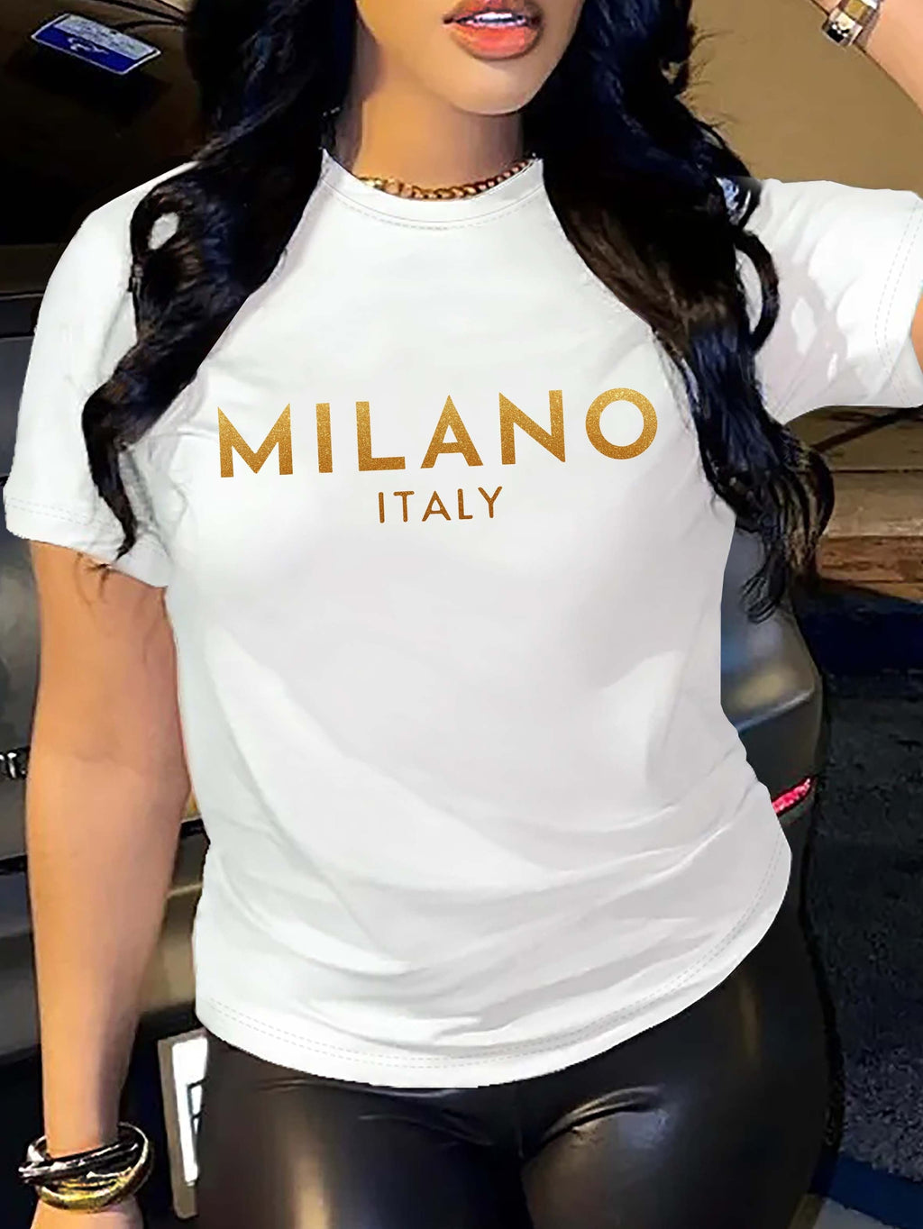 T-shirt donna Valstrend Milano con stampa lettera, manica corta, stile casual, perfetta per primavera ed estate.