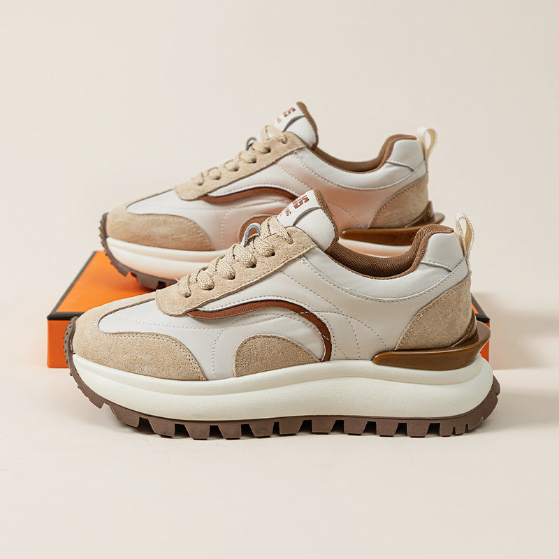 Scarpe sportive casual in pelle da donna con platform, marca Valstrend, su sfondo neutro, dettagli in pelle e suola robusta