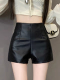 Shorts donna in pelle PU a vita alta, slim fit, stile elegante, colore nero, con dettagli di moda, marchio Valstrend.