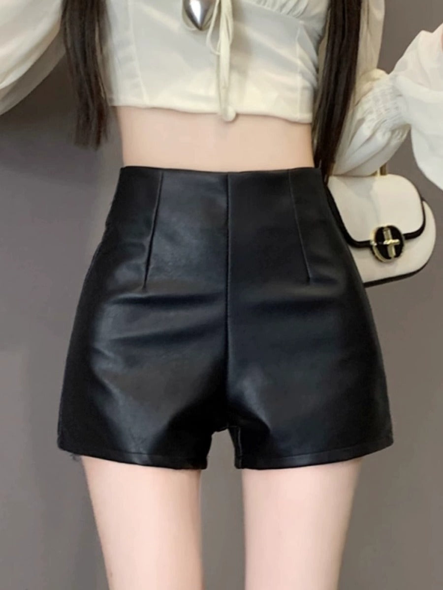 Shorts donna in pelle PU a vita alta, slim fit, stile elegante, colore nero, con dettagli di moda, marchio Valstrend.
