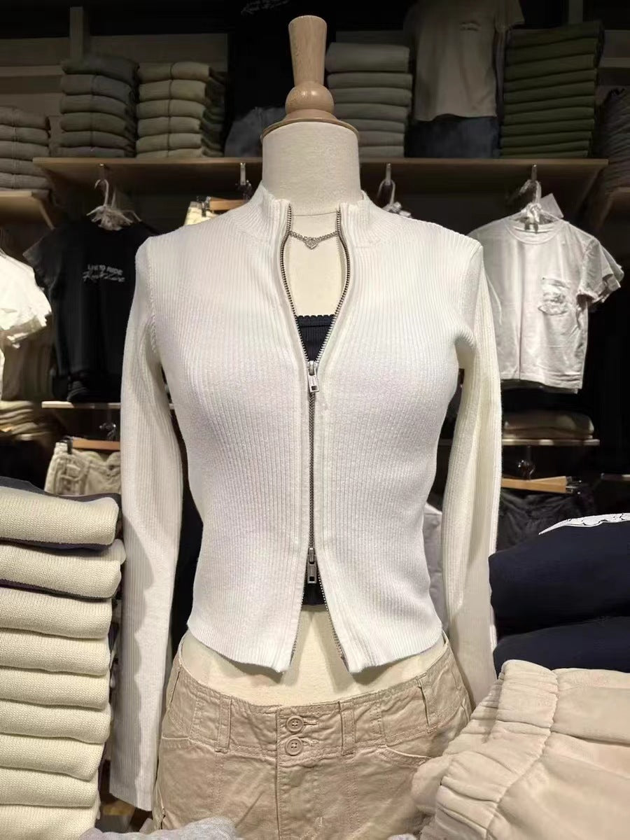 Maglione corto femminile Valstrend shop, colore uniforme, vestibilità aderente, ideale per abbigliamento casual e alla moda.
