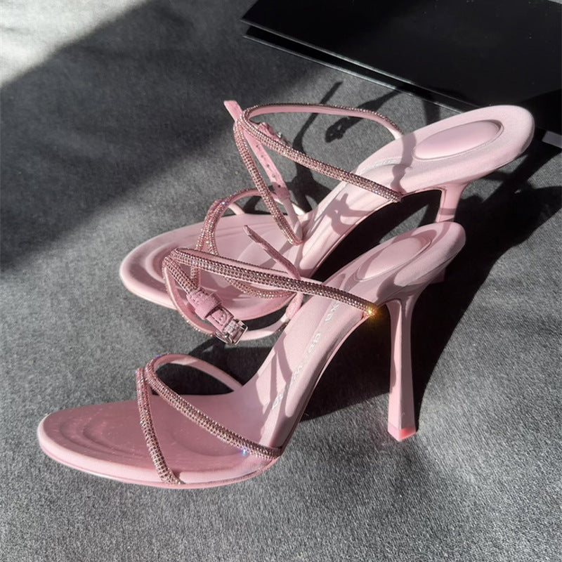 Sandali Valstrend con tacco a spillo, chiusi con cinturino, decorati con strass e apertura a punta, ideali per primavera e estate.