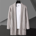 Maglione cardigan da uomo Valstrend shop con chiusura a bottoni e collo a V, in tessuto morbido e confortevole.