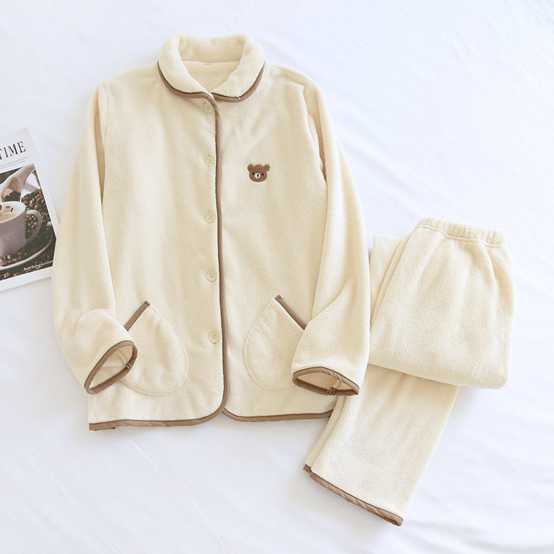 Pigiama in flanella con orso di Valstrend shop, ideale per autunno e inverno, mostra il morbido tessuto e il design con orso.