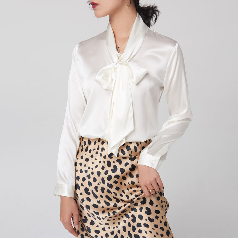 Camicia da donna Valstrend in seta di gelsomino, con scollo a V, fiocco grande e dettaglio di nastro, stile elegante e raffinato.