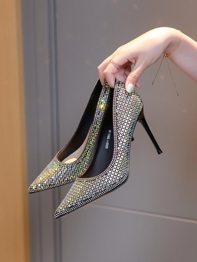 Scarpe da donna Valstrend con tacco a spillo e dettagli di diamanti, elegante modella con punta appuntita e design raffinato.