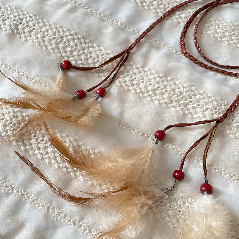 Cintura con piume di cavallo e nappine, accessori in stile boho, dettagli eleganti e decorativi, per look alla moda.