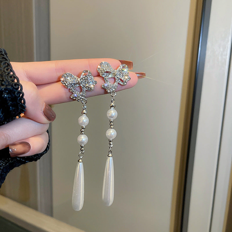 Orecchini in argento sterling con perle di lusso, design elegante e raffinato, perfetti per uno stile sofisticato e femminile.